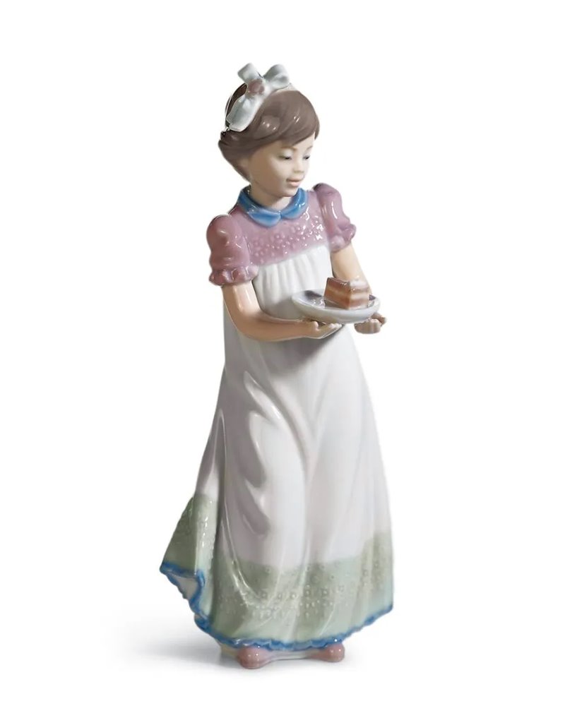 Figura Niña con tarta Figura Niña con tarta
