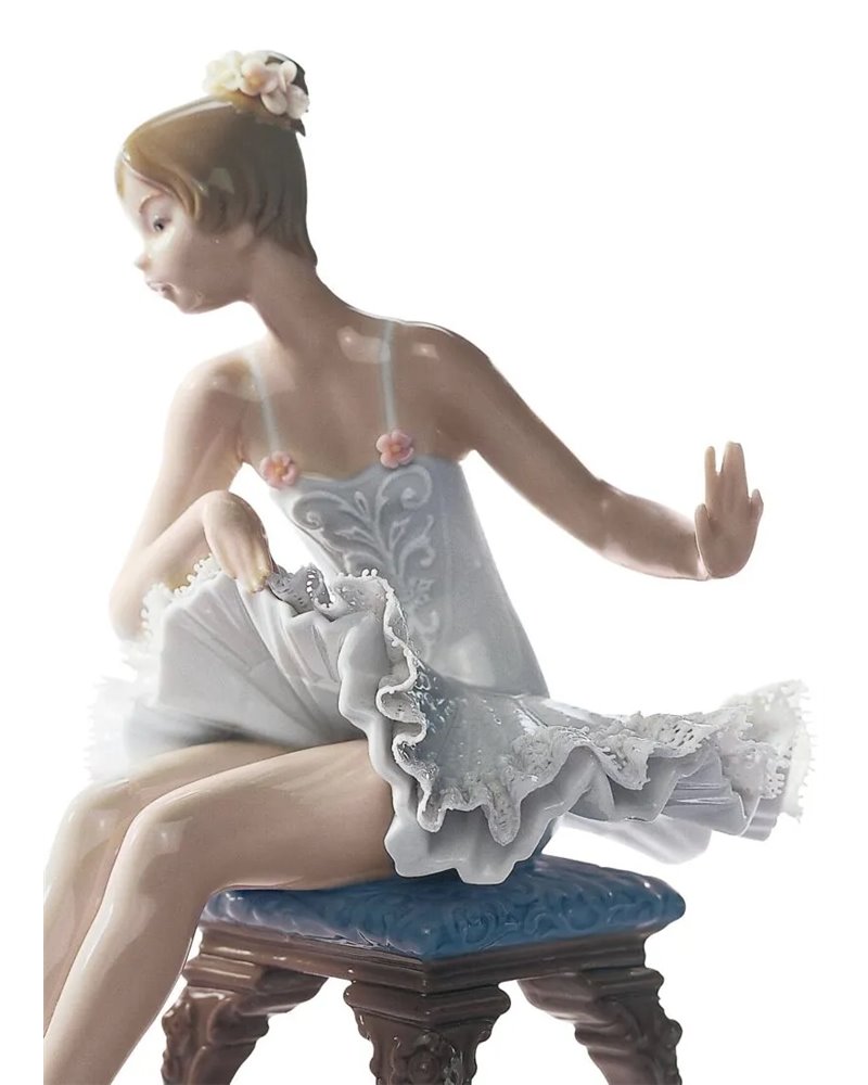 Ballet mirando la zapatilla