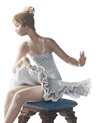 Ballet mirando la zapatilla
